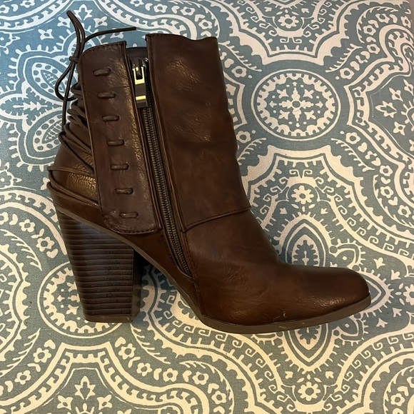 TG Brown ankle boots with lace up detailing - Picture 5 of 14
